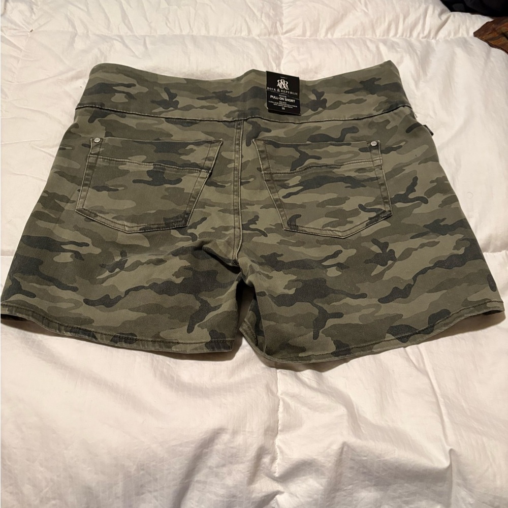 Rock & Republic Olive Green Camo Shorts - Picture 2 of 3